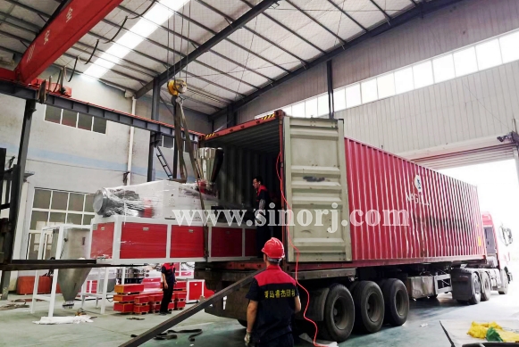 大家早安，新的一天，裝柜開始！越南墻板線條設備2個柜開始啦！ ?Morning. Vietnam PVC wall panel production lines starts loading.